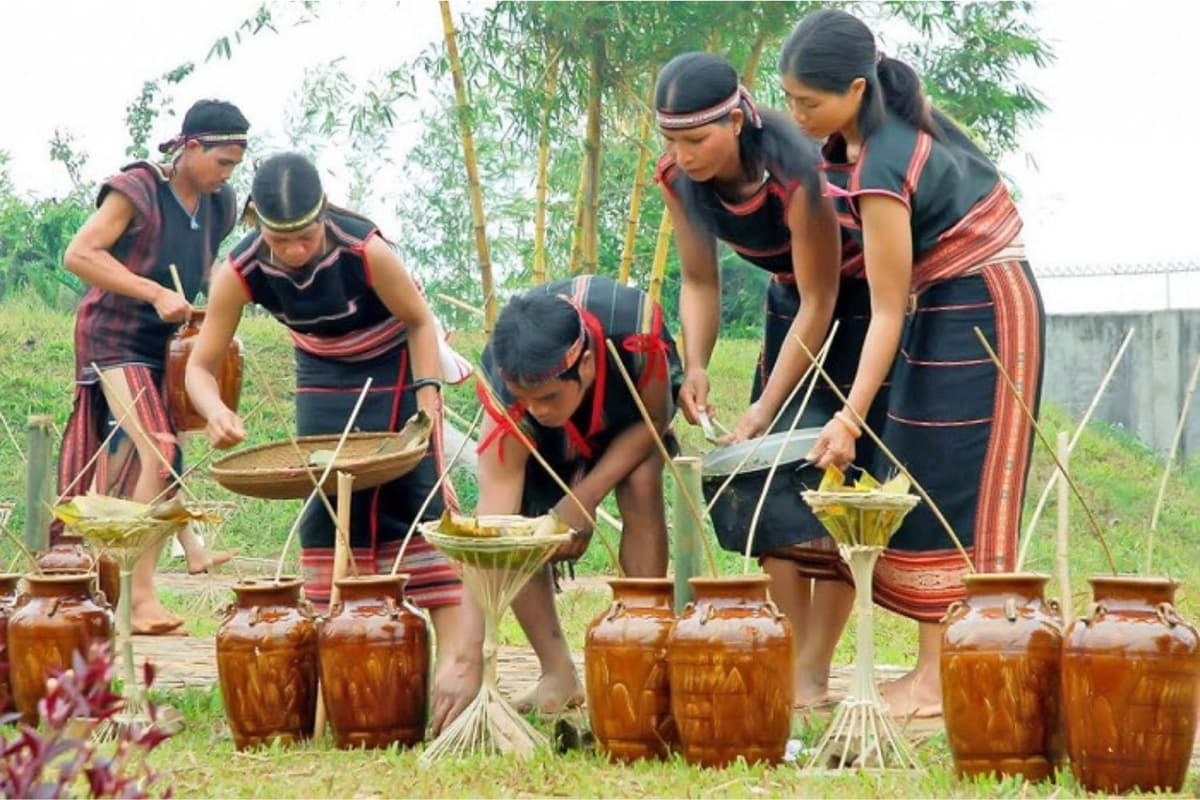 Rượu cần - một loại rượu gạo lên men truyền thống, thường được uống chung từ một ché lớn bằng đất nung qua những ống tre dài. Nguồn: Lữ hành Việt Nam