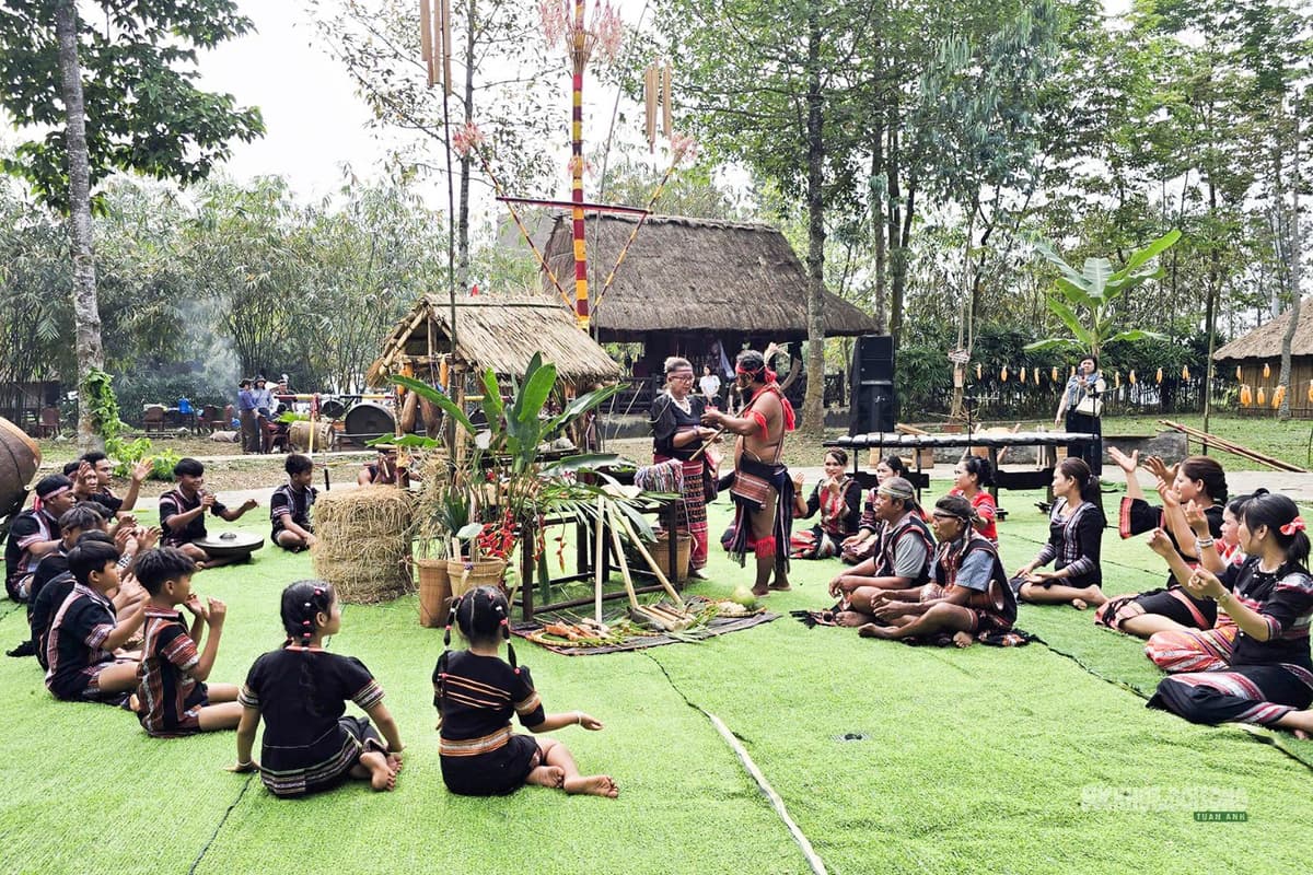 Trong đời sống tâm linh của người S'Tiêng, thiên nhiên được tin là nơi hiện diện của các vị thần linh bảo hộ, luôn che chở cho rừng núi, sông suối, nương rẫy và các vùng đất của tổ tiên. Nguồn: Báo Sức Khoẻ và Đời Sống