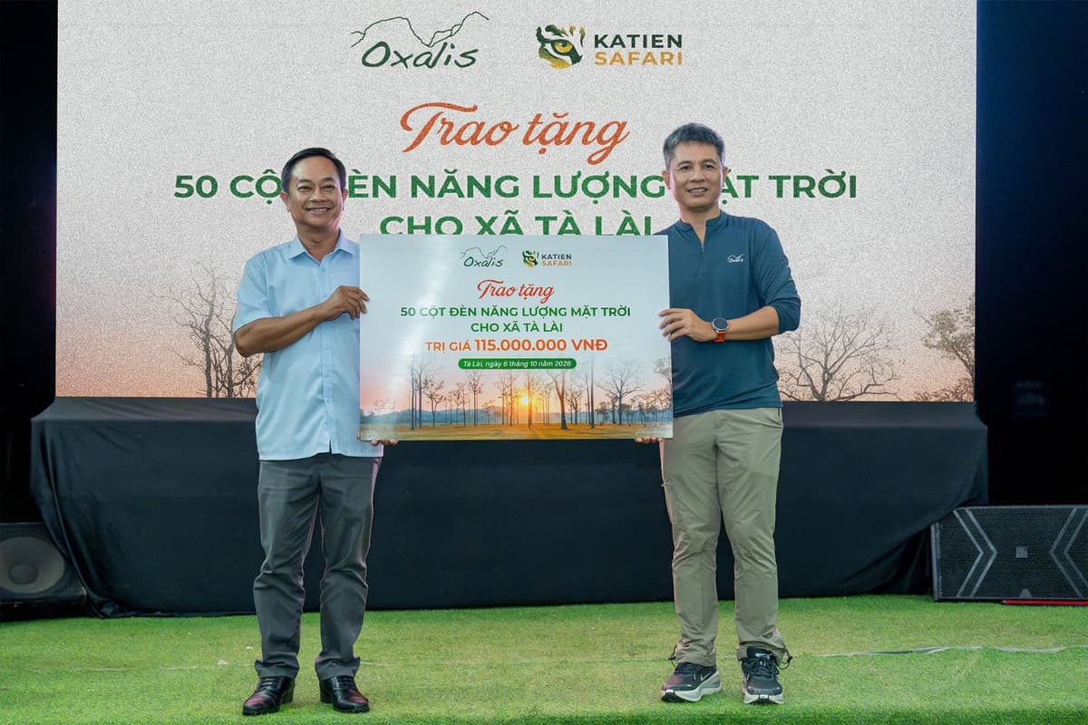 A representative of Oxalis presents 50 solar-powered streetlights to the Ta Lai Commune People’s Committee.